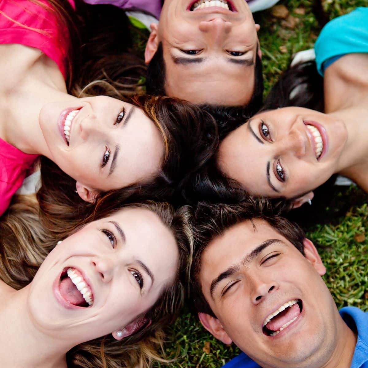 20 esercizi yoga della risata